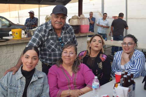 Ramón Villalobos, Stephanie Villalobos, Maru López, Cynthia Diaz y Karina Escalante. 
