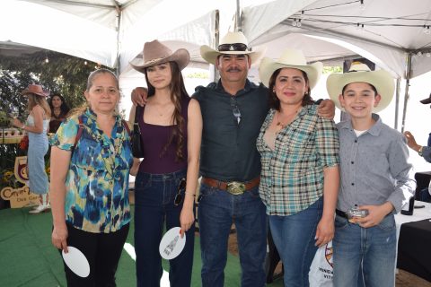 La familia López compartió una agradable tarde en la Viñada Expo Agro 2026. 