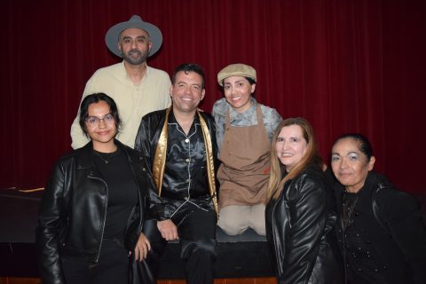 Los actores se tomaron fotos con los asistentes. 
