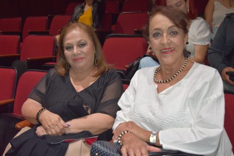 Connie Manriquez y Minerva Arjona.
