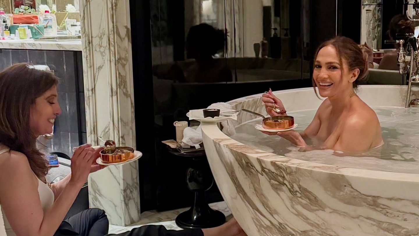 JLo sorprende con foto en la bañera