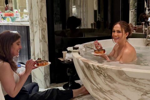 JLo sorprende con foto en la bañera