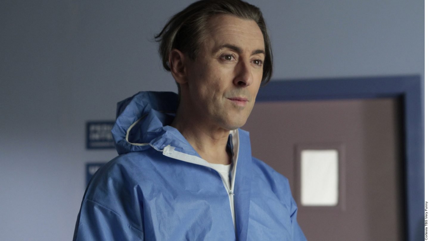 Alan Cumming rechaza fusión de Warner Bros.