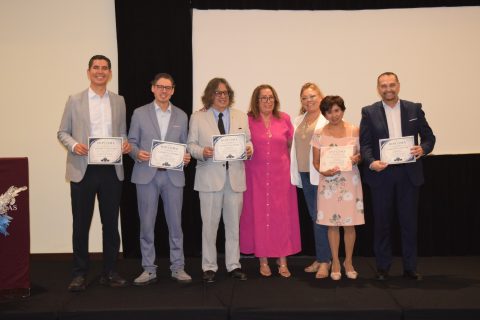 Los conferencistas se tomaron la fotografía grupal. 