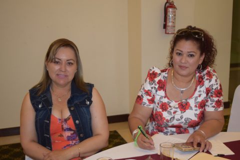 Lorena Isela Llamas Barajas y Mely Mercado Llamas. 