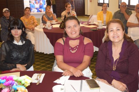 Mia Victoria Toledo, Yidha Esther Llamas y María Jesús Hurtado.