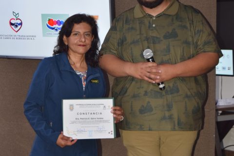 Patricia E. Sáinz Valdez recibió un reconocimiento por su ponencia "Panorama epidemiológico general de la rickettsiosis".