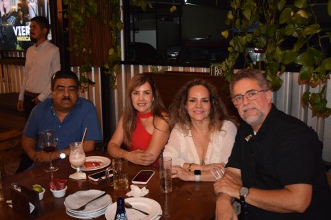 Amigos y familiares acompañaron a la cumpleañera.