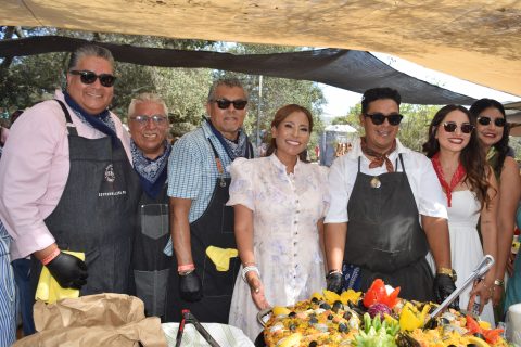 Claudia Agatón elaboró una paella junto a su equipo de trabajo.