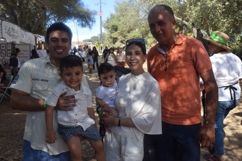 La familia Gallegos aprovechó la calurosa tarde para convivir en el concurso de paellas.
