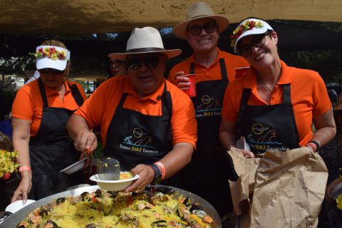 El equipo de Buenos Díaz Ensenada preparó una deliciosa paella.