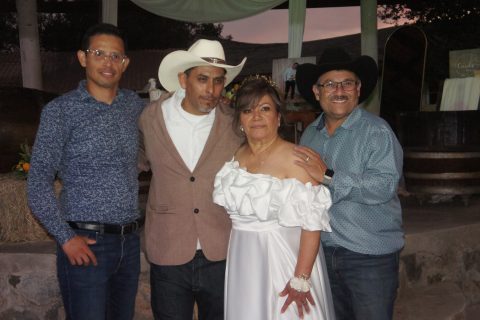 Los novios aprovecharon para guardar recuerdos con todos sus invitados.