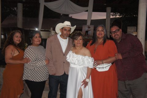 Los invitados aprovecharon para tomarse la foto con los novios. 