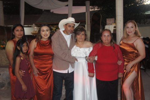 Los novios posaron junto a sus familiares.