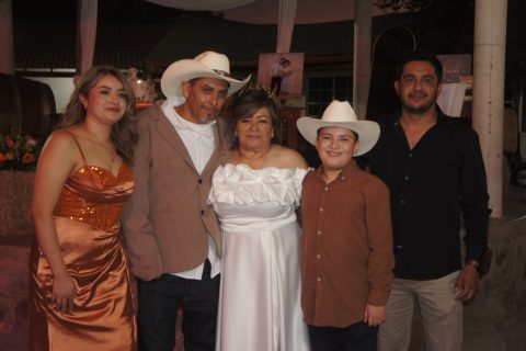 Durante la celebración, los invitados no perdieron oportunidad de felicitar a los novios.