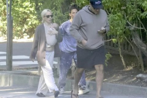Captan a Lady Gaga con su bebé