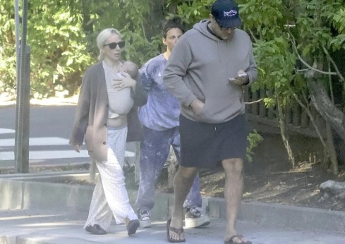 Captan a Lady Gaga con su bebé