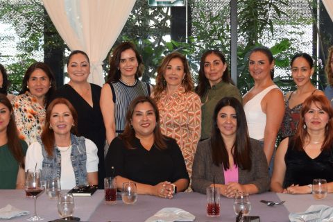 Las mujeres empresarias del CCEE se tomaron la fotografía del recuerdo.