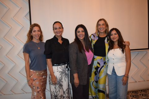 Roxana Lyle, Janise Izabal Bitterlin, Brenda Valenzuela, Carmen Salazar y Michelle Maldonado.