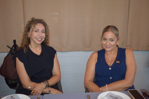 Claudia Magdaleno y Mary Ponce.