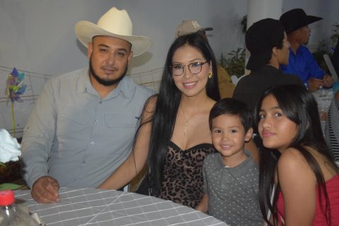 La familia Ayala Reyes disfrutó del festejo.