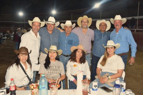 Las familias Jiménez Martínez, Guízar y Andrade convivieron durante el rodeo.