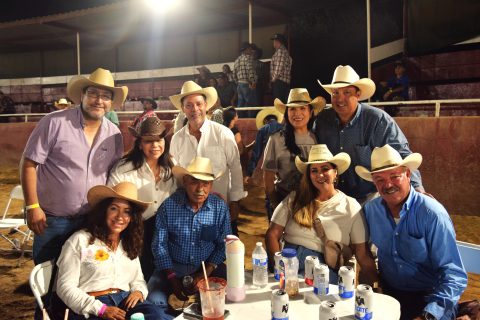 Amigos y familiares se reúnen a celebrar el rodeo.