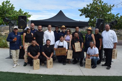 Los chefs participantes y los organizadores del Maridaje con Causa posaron para la foto del recuerdo.