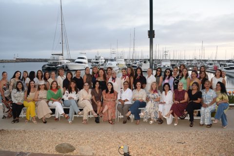 Las Mujeres Industriales de Canacintra Ensenada posaron para la fotografía grupal.