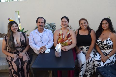 Chelsea González, Guilebaldo Terán Moreno, Leslie González, Cristina Herrera y Ashley González.