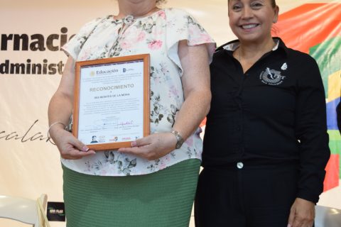 Isis Montes y Beatriz Chávez.