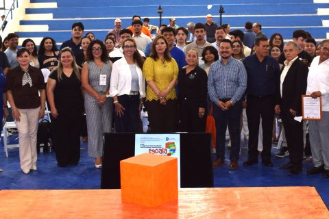 Autoridades académicas y asistentes al congreso se tomaron la fotografía grupal.