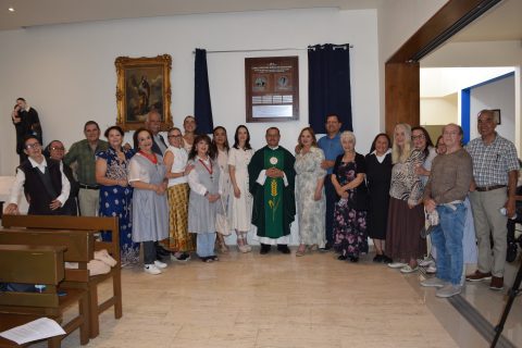 Amigos y benefactores acudieron a la develación de la placa. 