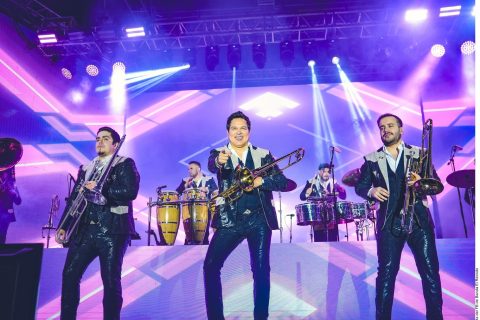 Frenan a El Recodo en Tower Bridge