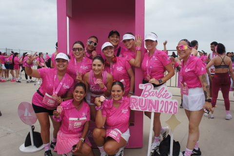 Grupos de amigas se organizaron para participar y tomarse fotografias del recuerdo al final de la carrera.