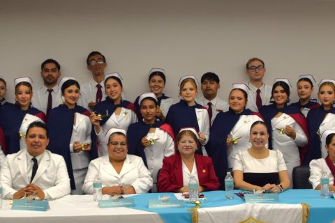 La quinta generación de la Licenciatura en Enfermería posó junto a las autoridades académicas de Universidad Xochicalco.