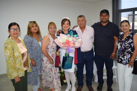 Sofía Vázquez estuvo acompañada por su familia en este día tan especial.
