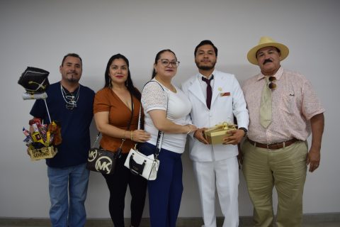Gael Quintero posó orgulloso junto a su familia.
