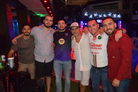 Los asistentes pasaron una divertida fiesta con alberca y futbol televisivo.