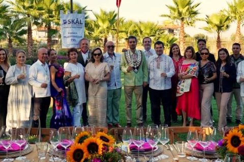 Los invitados aprovecharon la ocasión para tomar una foto del recuerdo.