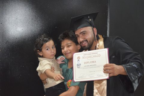 Juan Ángel Mora Gómez celebró este logro junto a su familia.