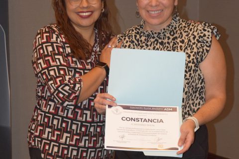Las expositoras recibieron un reconocimiento por su participación en la charla. 