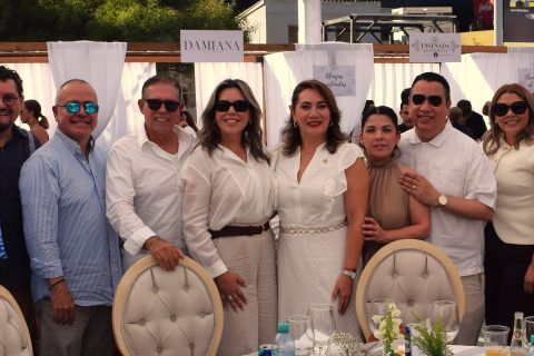 Asistentes a la Paella de Verano de Cetys Universidad posaron para la cámara de VIDA.