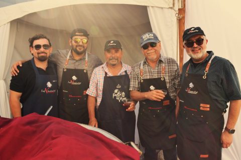 Guillermo Andrés Aguirre, Walter Germán Alaniz, Mario Nomura, Guillermo Aguirre y Héctor Fernández fueron los encargados de cocinar la paella de verano.