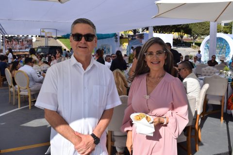 Scott Venezia y Perla León.
