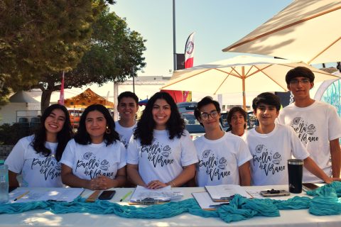 Entusiastas estudiantes recibieron a los asistentes a l tradicional Paella de Verano de Cetys Universidad. 