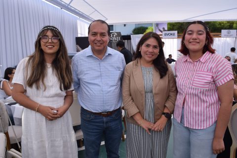 Kiara Carrillo, Francisco Vélez, Adhara García y Valentina Rochin.