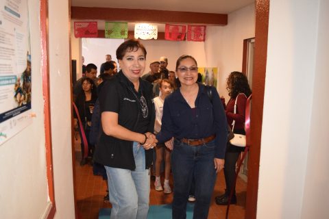Esther Gutiérrez y Xóchitl Beas, directora de la Secundaria Técnica 19.