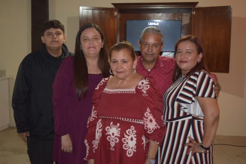 La familia Quintero Torres estuvo presente en la reunión de ex alumnos.