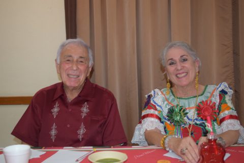 Alejandro Natsu y Macarena Cárdenas fungieron como jueces del concurso de vestuarios tradicionales. 